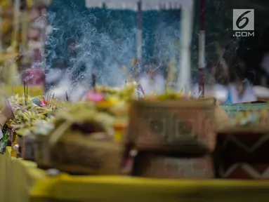 Umat Hindu meletakan dupa selama prosesi upacara Tawur Agung Kesanga 2019 di Pura Aditya Jaya Rawamangun, Jakarta, Rabu (6/3). Prosesi Tawur Agung merupakan rangkaian perayaan Hari Raya Nyepi Tahun Baru Saka 1941. (Liputan6.com/Faizal Fanani)