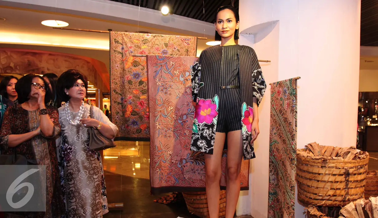 Model membawakan busana batik Kudus rancangan desainer Denny Wirawan saat pagelaran fashion dan pembukaan pop-up store di Jakarta, Rabu (30/9/2015). Menyambut hari Batik Nasional retail Balijava meluncurkan koleksi Batik Kudus. (Liputan6.com/Angga Yuniar)
