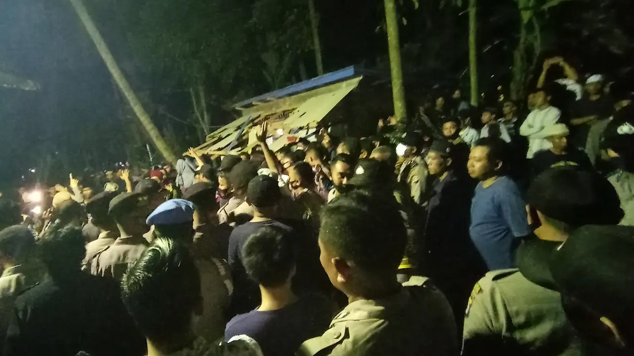 Massa merusak Ponpes lantaran marah terjadi dugaan pencabulan santriwati oleh pengasuhnya. (Foto: Liputan6.com/Yandhi Deslatama)
