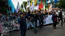 Para mahasiswa berjalan membawa spanduk melakukan aksi demonstrasi di Istana Negara, Jakarta, (20/10). Aksi yang dilakukan mahasiswa merupakan peringatan tepat dua tahun pemerintahan Joko Widodo-Jusuf Kalla. (Liputan6.com/Faizal Fanani)