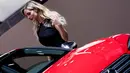 Model berpose di samping Audi S5 saat pameran North American International Auto Show 2017 di Detroit, Michigan (9/1). Pameran otomotif pertama kali diadakan di Detroit tahun 1907 di Beller's Beer Garden. (AFP Photo/Jim Watson)