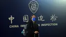 Seorang penumpang berjalan keluar saat melewati bea cukai setelah tiba di Bandara Internasional Xiaoshan Hangzhou di provinsi Zhejiang timur China (8/1/2023).  China mencabut persyaratan karantina untuk pelancong yang datang pada (8/1), mengakhiri isolasi yang diberlakukan sendiri selama hampir tiga tahun bahkan saat negara tersebut berjuang melawan wabah lonjakan kasus Covid. (AFP/STR)