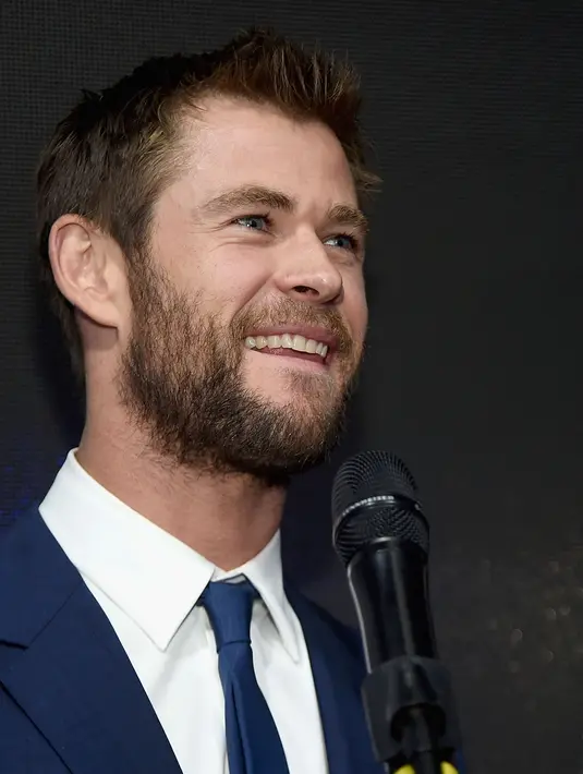 Meskipun terkesan tak mewah dan sederhana, pelukan hangat Chris untuk buah hatinya terlihat kasih sayang luar biasa yang telah Chris berikan untuk anak-anaknya. (AFP/Bintang.com)