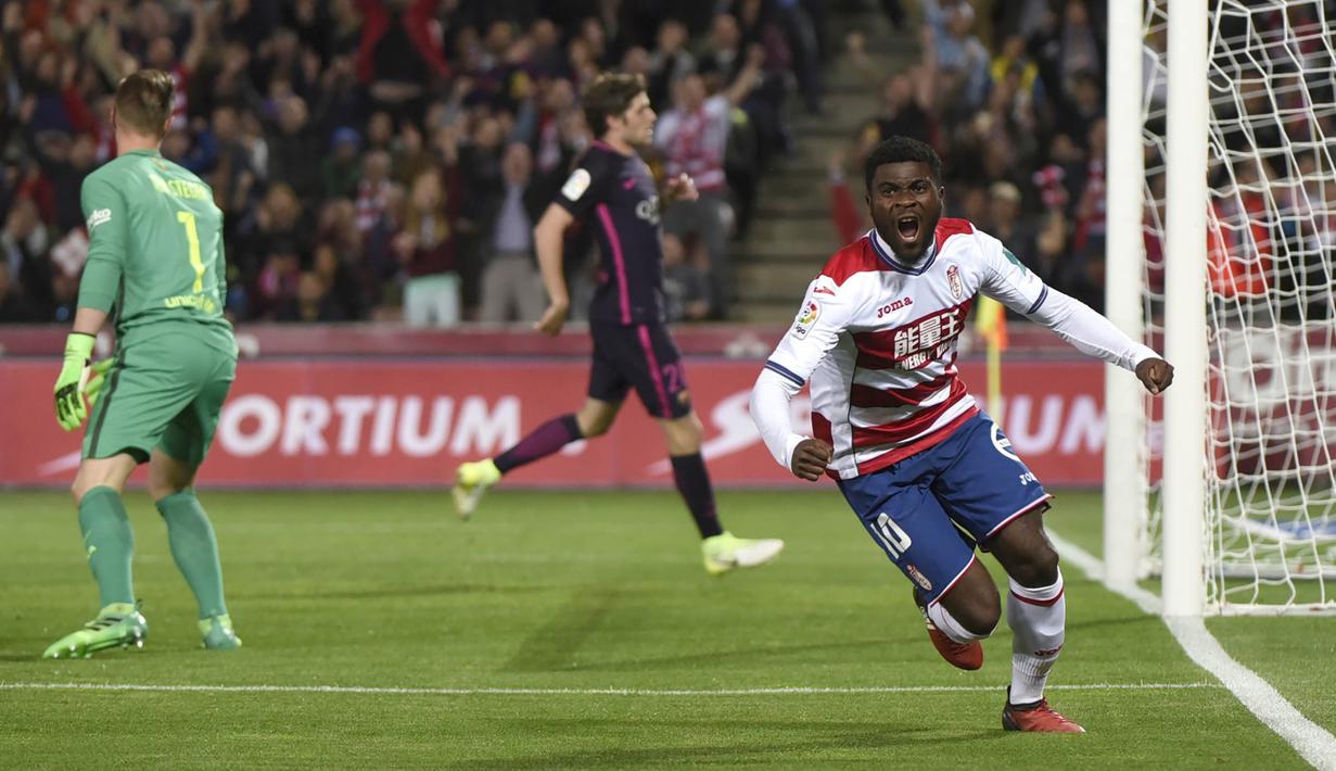 Gelandang Granada, Jeremie Boga, Melakukan selebrasi usai mencetak gol. Pada laga tersebut Granada bermain dengan skema 5-3-2 sementara Barcelona dengan strategi 4-5-1. (EPA/Miguel Angel Molina)