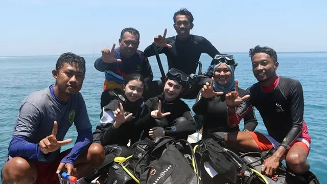 6 Potret Arumi Bachsin Menyelam Bareng Ibu PKK se-Madura, Seru Banget