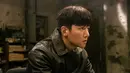 Ji Chang Wook menumbuhkan perasaan yang dalam melalui penggambaran karakternya yang perlahan berubah saat ia menghadapi berbagai situasi dan emosi sebagai detektif Park Joon Mo dan anggota geng Kwon Seung Ho. (Foto: Disney+ Hotstar via Soompi)