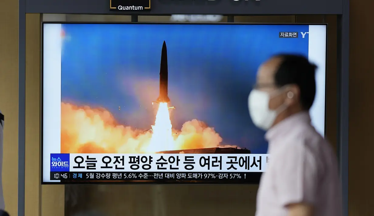 Layar TV menampilkan program berita yang melaporkan tentang peluncuran rudal Korea Utara hari Minggu dengan file gambar, terlihat di stasiun kereta api di Seoul, Korea Selatan, Minggu (5/6/2022). Dalam beberapa pekan terakhir, Korea Utara telah menguji coba berbagai rudal, termasuk rudal balistik antarbenua (ICBM) terbesarnya. (AP Photo/Lee Jin-man)