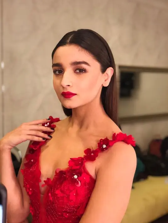 Nama Ali Bhatt sendiri meroket berkat penampilan menawannya pada film Student of the Year, Humpty Sharma Ki Dulhania, dan 2 States. (Foto: instagram.com/aliaabhatt)