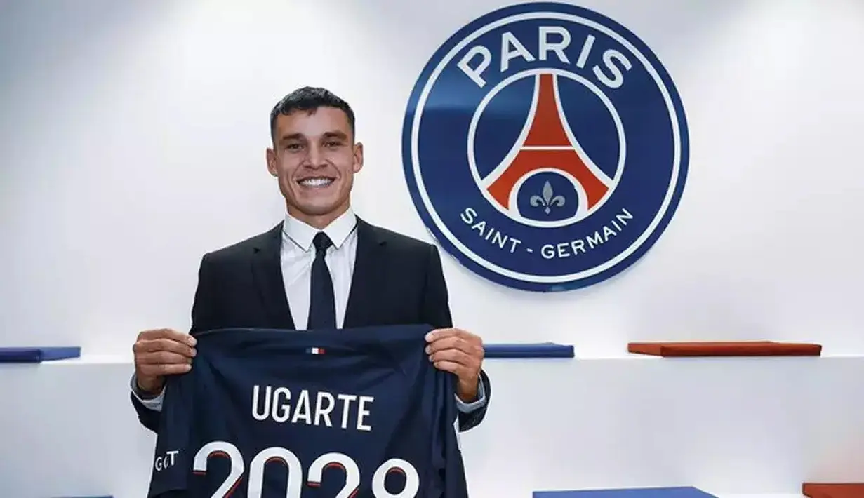 Manuel Ugarte menjadi gelandang teranyar sekaligus termahal yang baru saja didatangkan PSG pada bursa transfer musim panas 2023/2024. PSG mendatangkannya dari Sporting Lisbon dengan nilai transfer 60 juta euro atau setara Rp1 triliun dengan durasi kontrak selama 5 tahun hingga 30 Juni 2028. (psg.fr)