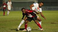 Pemain Persipura Jayapura, Yohanes Pahabol (depan) berebut bola dengan pemain Persija Jakarta, Rohit Chand dalam laga pekan ke-3 BRI Liga 1 2021/2022 di Stadion Indomilk Arena, Tangerang, Minggu (19/9/2021). Kedua tim bermain imbang 0-0. (Bola.com/Ikhwan Yanuar)