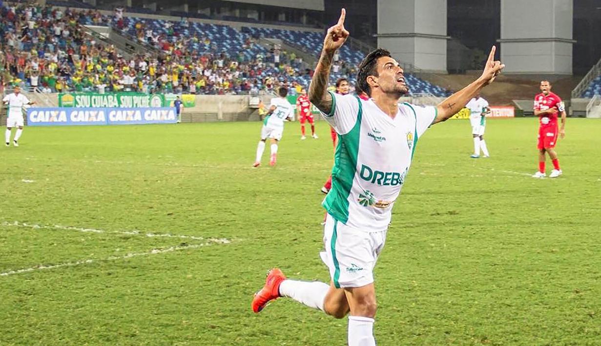 Pelatih Persib, Djadjang Nurdjaman, sudah melihat rekaman permainan Alex Willian. Juru taktik yang biasa disapa Djanur itu mengaku suka dengan permainan dari pemain yang sepanjang kariernya sudah mencetak 16 gol tersebut. (Instagram)