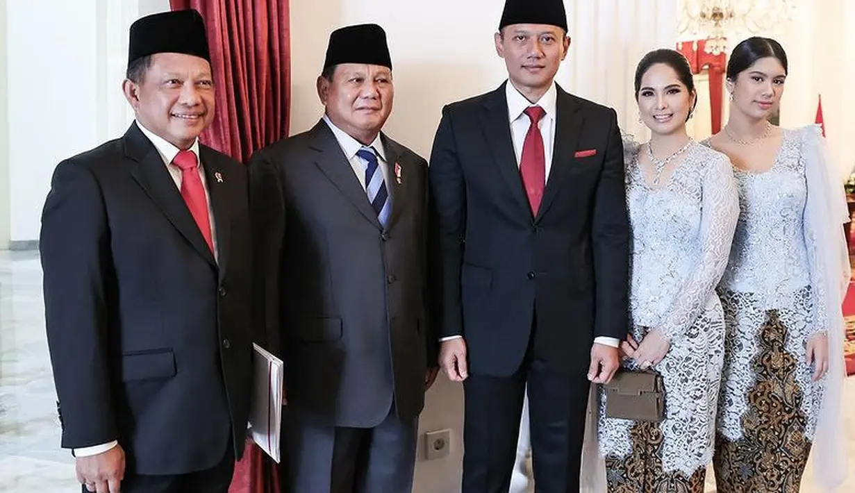 Ia pun memadukannya dengan inner kemeja putih lengkap mengenakan dasi warna maroon. Dan celana panjang bahan warna hitam. [dok. Bintang Radityo]