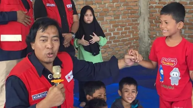 6 Potret Komeng Jadi Relawan di Padang, Hibur Korban Banjir dengan Canda Khasnya
