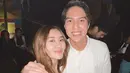Aaliyah Massaid tampil mengenakan atasan hitam kerah putih. Rambut coklatnya dibiarkan terurai. [@aaliyah.massaid]