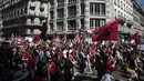 Pengunjuk rasa tidur membawa bendera saat menggelar aksi di Paris, Prancis, Sabtu (10/6). Mereka menuntut pemerintah untuk menutup rumah pemotongan hewan di Prancis. (AFP PHOTO / GEOFFROY VAN DER HASSELT)