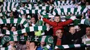 Fans Celtic membentangkan slayer sambil menyanyikan lagu "You'll Never Walk Alone" saat timnya bermain imbang 3-3 dengan Manchester City pada laga Grup C Liga Champion di Celtic Park stadium, Glasgow, Kamis (29/9/2016)dini hari WIB. (AFP/Oli Scarf)