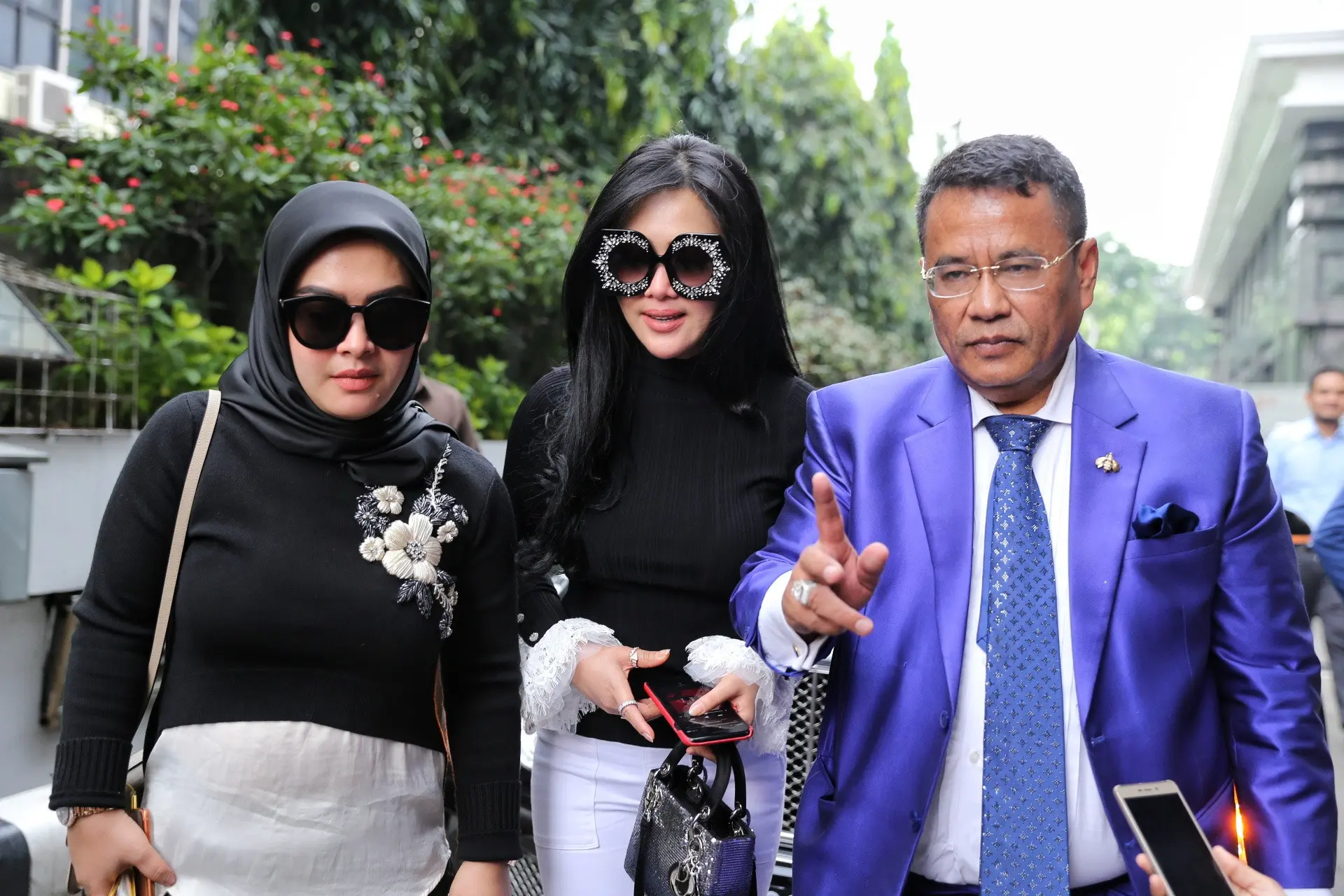 Syahrini datang ke kantor polisi ditemai kuasa hukumnya Hotman Paris Hutapea, terkait kasus First Travel. (Adrian Putra/Bintang.com)