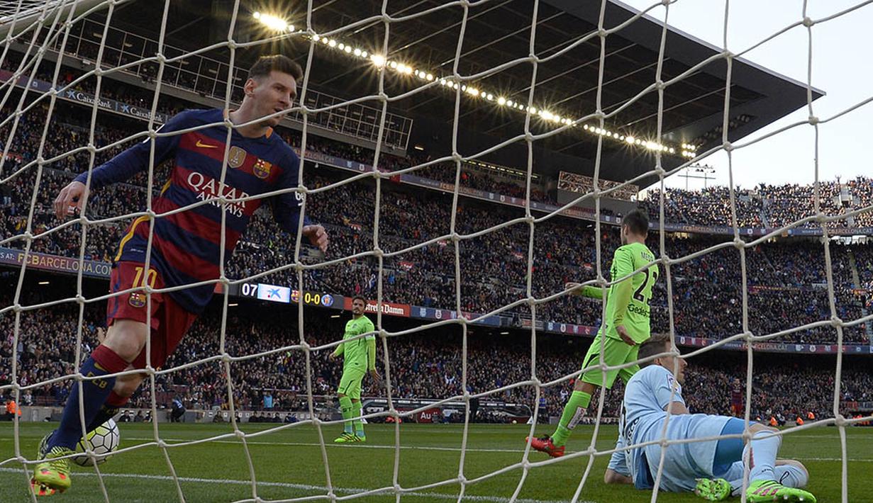 Bintang Barcelona, Lionel Messi, usai membobol gawang Getafe. Meski gagal eksekusi penalti, namun Messi berhasil bangkit dan mencetak sebuah gol. (AFP/Lluis Gene)