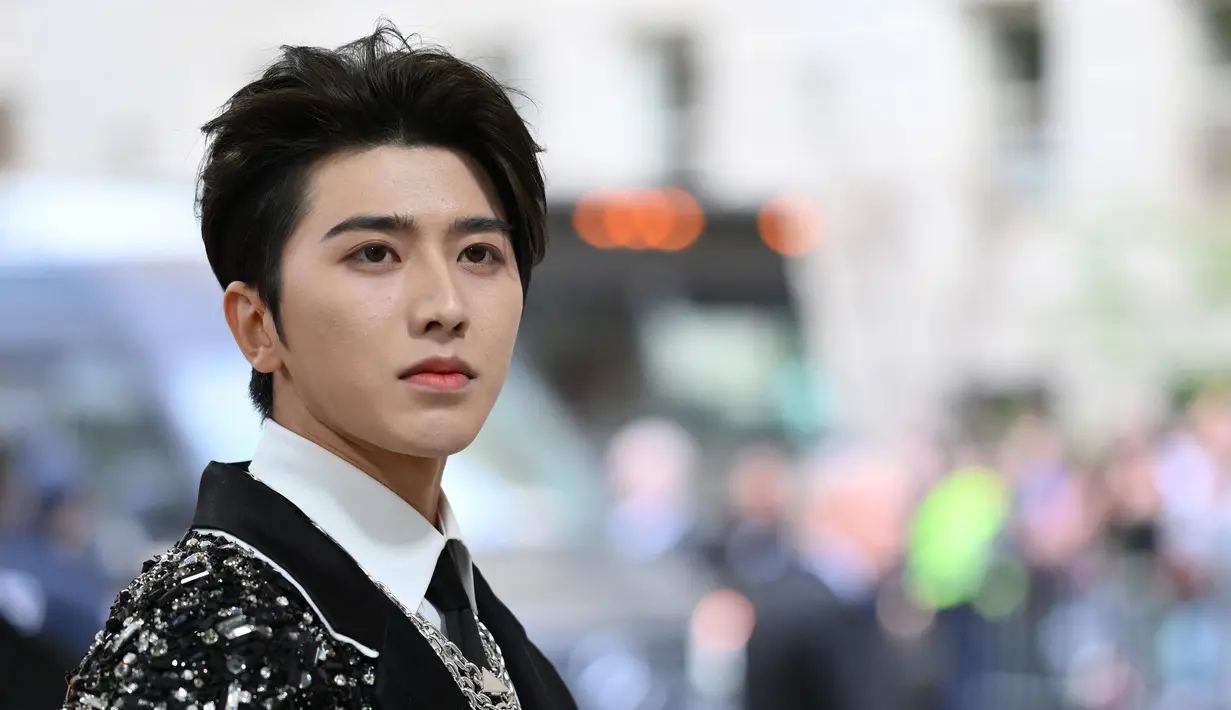 Penyanyi China, Cai Xukun tiba untuk Met Gala 2023 di Metropolitan Museum of Art pada 1 Mei 2023, di New York. (Photo by Angela WEISS / AFP)