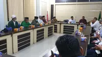 ementerian Agama (Kemenag) Garut, Jawa Barat mengajak puluhan tokoh ormas termasuk tokoh lintas agama, menjaga kondusifitas Garut menghadapi tahun politik tahun depan. (Liputan6.com/Jayadi Supriadin)