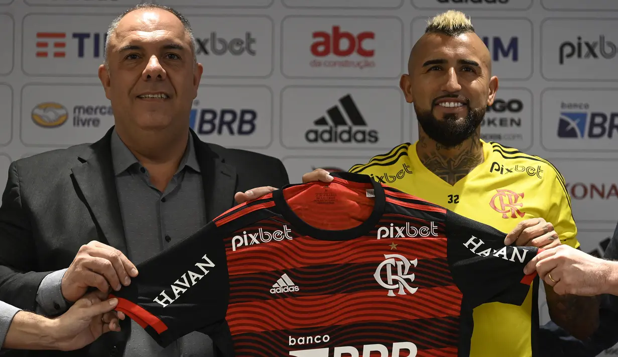 Arturo Vidal. Gelandang Cile berusia 35 tahun yang merupakan produk Akademi Colo-Colo ini baru saja memilih hijrah ke Brasil untuk membela Flamengo usai meninggalkan Inter Milan di bursa transfer musim panas 2022/2023 dengan status bebas transfer. Selain Inter Milan, ia juga sempat memperkuat beberapa klub elite Eropa lainnya, Seperti Juventus, Bayern Munchen dan Barcelona. (AFP/Mauro Pimentel)
