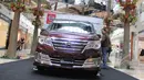 Seorang pengunjung melihat mobil New Nissan Serena 2015 saat dipamerkan di kawasan Pondok Indah, Jakarta, Jumat (13/3/2015). (Liputan6.com/Helmi Afandi)