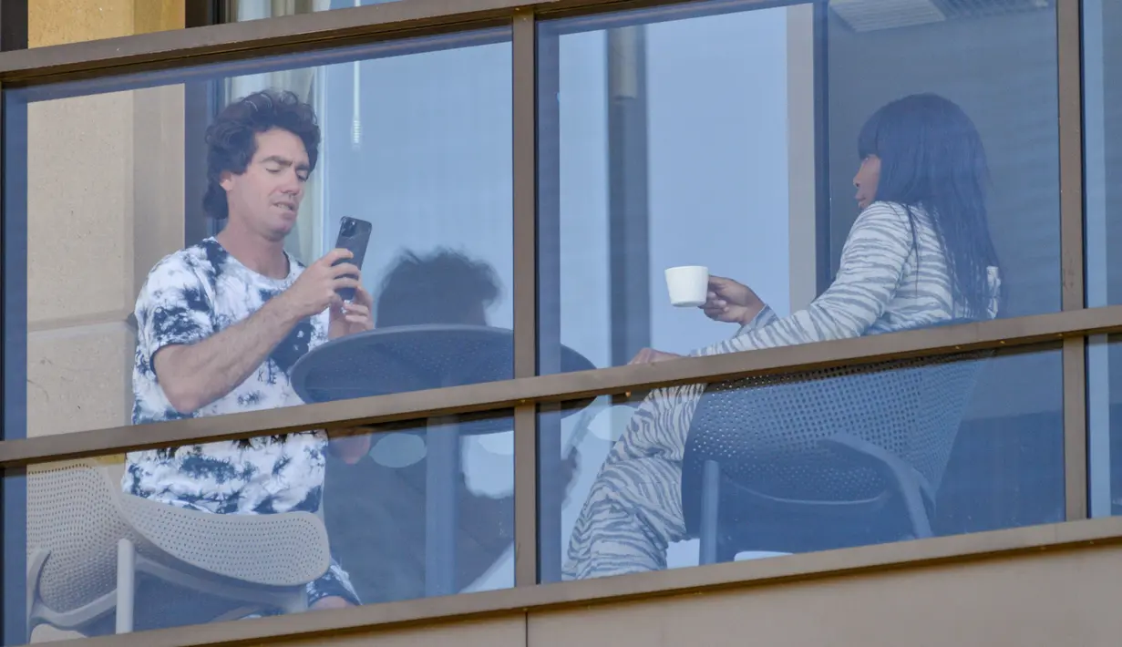 Petenis Amerika Serikat, Venus Williams, bersantai di balkon hotel di Adelaide, Australia, Jumat (22/1/2021). Venus Williams melakukan karantina selama dua minggu sebelum mengikuti ajang Australia Terbuka 2021. (AFP/Brenton Edwards)