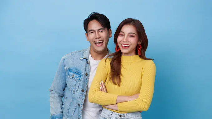 Sepasang kekasih tersenyum lebar dan berpose ke arah kamera (Foto Dok: Freepik/our-team)