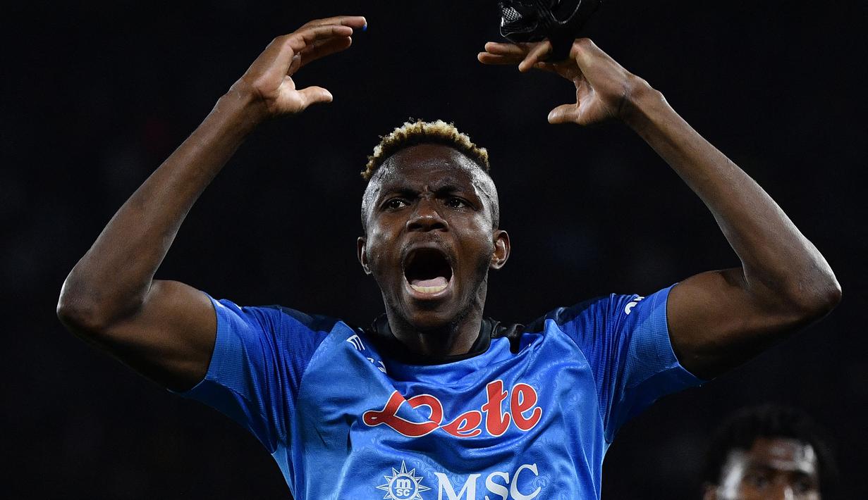 Luar biasa penampilan Napoli pada musim 2022/2023 ini. Hingga pekan ke-27 usai (20/3/2023) Il Pertenopei masih memuncaki klasemen sementara Liga Italia 2022/2023 dengan keunggulan 19 poin dari Lazio di posisi kedua. Pasukan Luciano Spalletti kini mengemas 71 poin meninggalkan para pesaingnya. Tak bisa dipungkiri, keperkasaan Napoli musim ini tak lepas dari ketajaman dua pemainnya yang masuk dalam 5 besar top skor sementara Liga Italia 2022/2023. Siapakah kedua pemain tersebut? Dan siapa saja para pesaing dalam perebutan gelar top skor hingga akhir musim nanti? Simak daftar lengkapnya berikut ini. (AFP/Filippo Monteforte)
