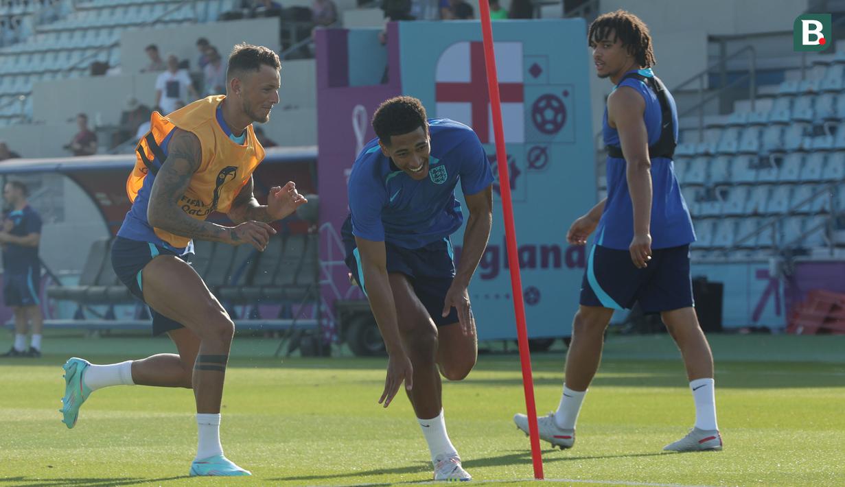 Pemain Inggris, Jude Bellingham (tengah) dan Ben White saat sesi latihan Timnas Inggris untuk Piala Dunia 2022 yang berlangsung di Al Wakrah Sports Complex, Qatar, Kamis (24/11/2022). (Bola.com/Ade Yusuf Satria)