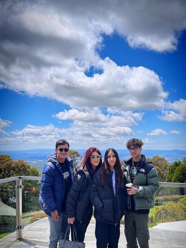 7 Potret Kompak Gunawan Sudrajat dan Keluarga Jalani Liburan di Australia