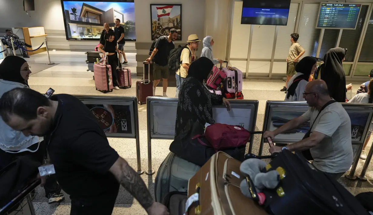 Grup maskapai penerbangan asal Jerman, Luthfansa Group, pada hari Senin (29/7) mengatakan tiga maskapai mereka – Lufthansa, Swiss, dan Eurowings – memutuskan untuk menghentikan sementara penerbangan dari dan ke Beirut hingga setidaknya 5 Agustus mendatang. (AP Photo/Hassan Ammar)