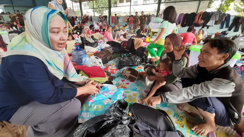 Istri Wali Kota Tangerang, Aini Suci Wismansyah mengunjungi warganya yang mengungsi akibat banjir