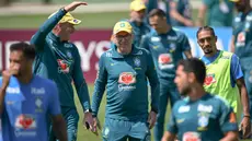 Pelatih kepala Tim Nasional (Timnas) Brasil asal Italia, Carlo Ancelotti (tengah), tersenyum di samping penyerang Raphinha (kanan) selama sesi latihan sebagai bagian dari persiapan menghadapi pertandingan sepak bola Piala Dunia 2026 melawan Maroko di Fasilitas Latihan Columbia Park, Morristown, New Jersey, pada 9 Juni 2026. (MAURO PIMENTEL/AFP)