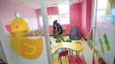 Petugas merapikan fasilitas ruang bermain anak di gedung Lembaga Perlindungan Saksi dan Korban (LPSK), Jakarta, Kamis (6/9). Fasilitas ruang anak tersebut untuk membuat rasa nyaman terhadap saksi atau korban, terutama anak. (Liputan6.com/Faizal Fanani)