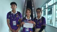 Leak (tengah) dan kawan-kawan Volunteer di SEA Games 2023 Kamboja. (Bola.com/Gregah Nurikhsani)