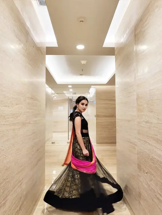 Ayu Ting Ting tampil anggun dengan gaun hitam ala India menyapu lantai, ditambah dengan selendang tipisnya. Meski tidak banyak mengenakan aksesoris, penampilan pedangdut itu bagaikan bintang Bollywood. (Instagram/ ayutingting92)