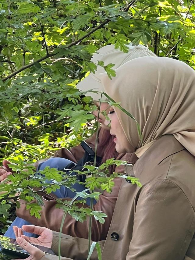 5 Potret Ridwan Kamil dan Keluarga Kunjungi Sungai Aare, Kenang Mendiang Eril