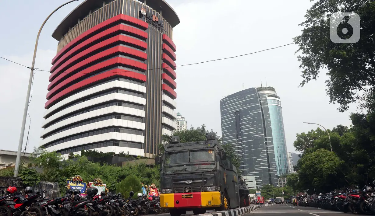 Kendaraan penyemprot air milik kepolisian disiagakan di jalan Kuningan Persada sekitar Gedung Merah Putih KPK, Jakarta, Selasa (1/6/2021). Pengamanan gedung KPK dan sekitarnya diperketat terkait upacara pelantikan pegawai KPK menjadi Aparatur Sipil Negara. (Liputan6.com/Helmi Fithriansyah)