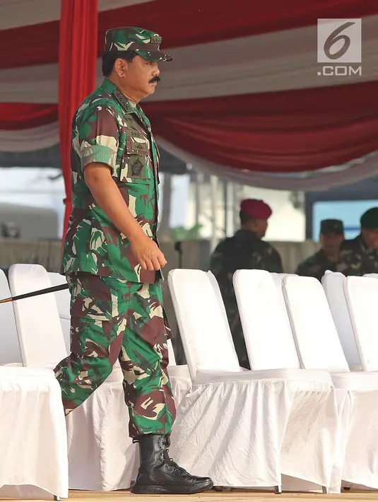 Panglima TNI Marsekal Hadi Tjahjanto saat menghadiri apel kesiapan pasukan pengamanan pelantikan presiden dan wakil presiden terpilih 2019-2024 di Lanud Halim Perdanakusuma, Jakarta, Senin (30/9/2019). Pelantikan akan dilangsungkan pada 20 Oktober 2019 mendatang. (Liputan6.com/Herman Zakharia)
