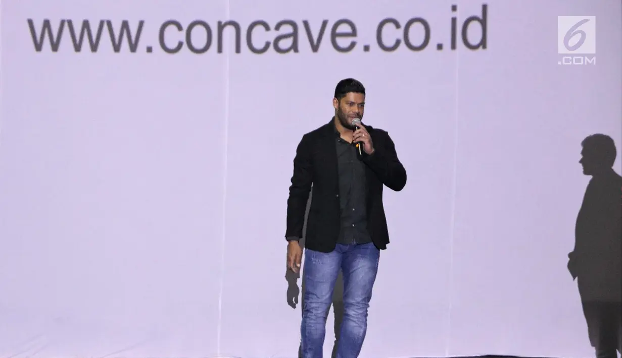 Givanildo V.De Sousa atau "Hulk" memberi sambutan saat peluncuran Concave di Jakarta, Jumat (18/1). Concave brand sepatu sepak bola dan perlengkapan olahraga dari Inggris yang lahir di Australia kini hadir di Indonesia. (Liputan6.com/Herman Zakharia)