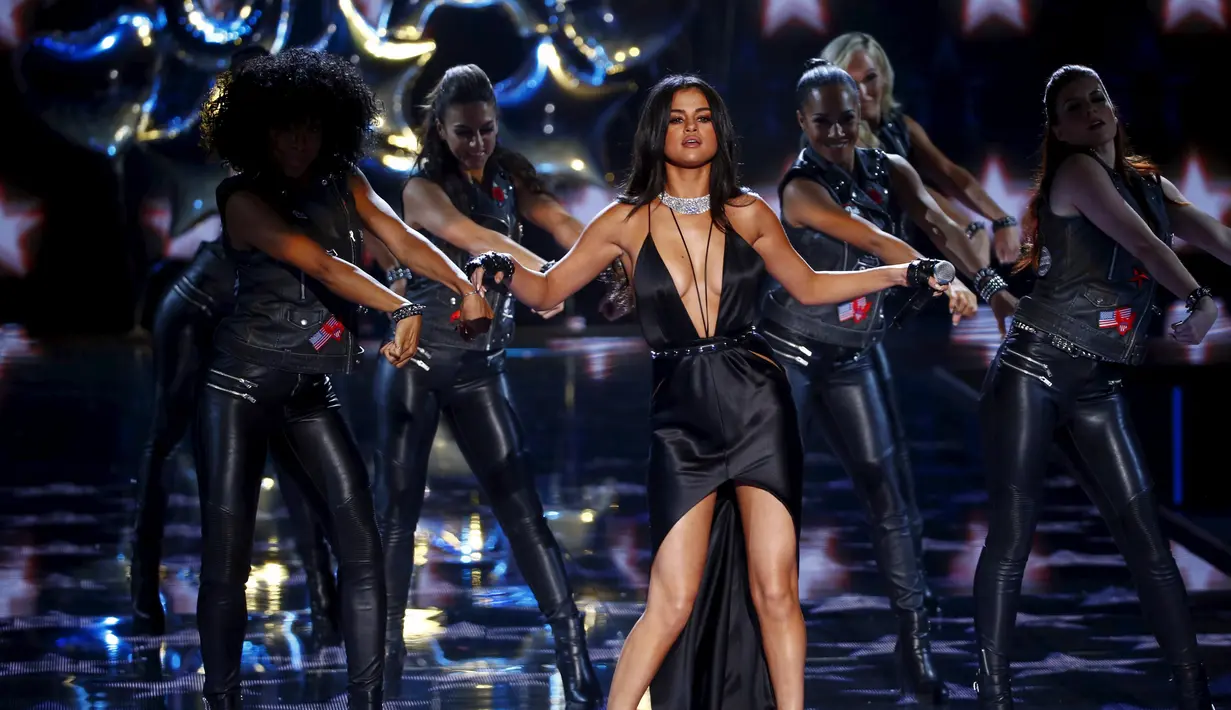Penampilan penyanyi Selena Gomez di atas panggung Victoria Secret Fashion Show 2015 di New York, Selasa (10/11/2015). (REUTERS/Lucas Jackson)