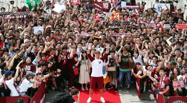 Mantan Penyerang Jerman, Lukas Podolski foto bersama dengan para penggemar saat upacara penyambutan di Kobe, Jepang barat, (6/7). Podolski akan bermain untuk klub Jepang Vissel Kobe. (Tsuyoshi Ueda/Kyodo News via AP)