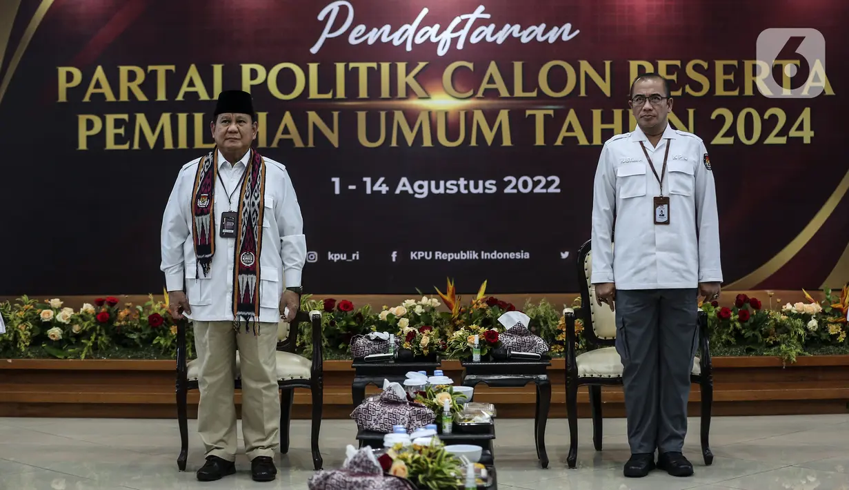Ketua Umum Partai Gerindra Prabowo Subianto (kiri) saat mendaftarkan partai politiknya sebagai calon peserta Pemilu 2024 di Kantor KPU, Jakarta, Senin (8/8/2022). Pada hari kedelapan ini, KPU menerima pendaftaran empat partai politik di antaranya Partai Republiku Indonesia, Partai Hati Nurani Rakyat (Hanura), Partai Gerindra, dan Partai Kebangkitan Bangsa (PKB). (Liputan6.com/Johan Tallo)