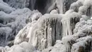 Air yang membeku di air terjun  Nideck di Oberhaslach, Prancis timur (27/2). Cuaca ekstrem yang melanda sebagian wilayah Eropa mendorong peringatan bagi para tuna wisma dan lanjut usia untuk tetap waspada. (AFP Photo/Patrick Hertzog)