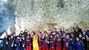 Pemain Barcelona berselebrasi mengangkat trofi Piala Dunia Antarklub 2015 usai menundukkan River Plate 3-0, dalam pertandingan di Stadion Internasional Yokohama, Jepang, Minggu (20/12). Barca menaklukan River Plate 3-0. (Reuters/Thomas PeterLivepic)