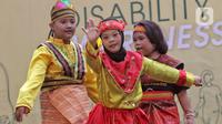 Anak-anak penyandang disabilitas menunjukkan bakat seni dalam Pentas Gempita Fashion Disabilitas di Central Park, Jakarta Barat, Selasa (31/10/2023). (Liputan6.com/Angga Yuniar)