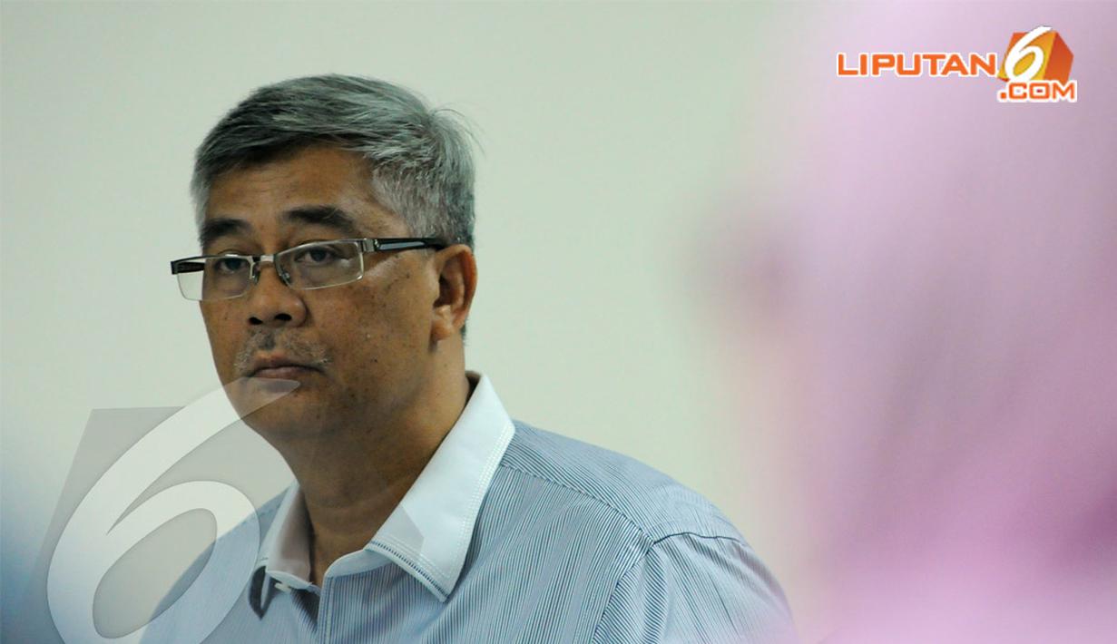 Akil Mochtar terlihat memperhatikan keterangan saksi dengan serius di Pengadilan Tipikor Jakarta, Kamis (10/4/2014) (Liputan6.com/Faisal R Syam).