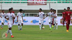 Pemain Myanmar merayakan gol ke gawang Timnas Indonesia U-22 saat laga persahabatan di Stadion Pakansari, Kab Bogor, Selasa (21/3). Timnas Indonesia U-22 kalah 1-3 dari Myanmar. (Liputan6.com/Helmi Fithriansyah)