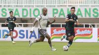 Pemain Persib Bandung, David da Silva, berusaha melewati pemain Persikabo 1973, Andy Setyo, pada laga uji coba di Stadion Pakansari, Bogor, Minggu (27/11/2022). (Bola.com/M iqbal Ichsan)
